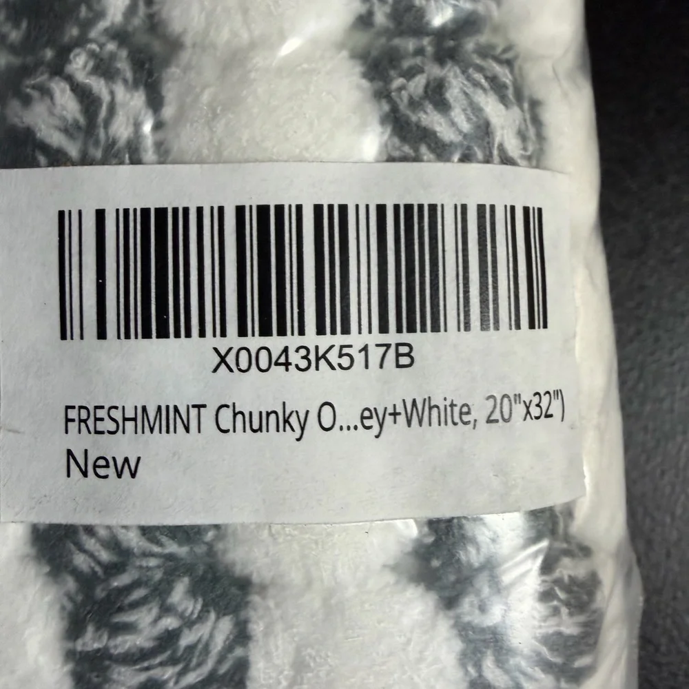 Freshmint Chenille Bath Mat in Gray and White